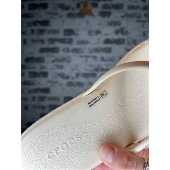 Crocs | women cream new slip on sandals - Picture 4 of 7